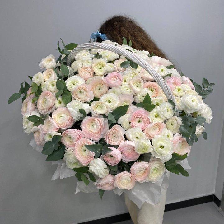 Ранункулюсы в корзине в Орле