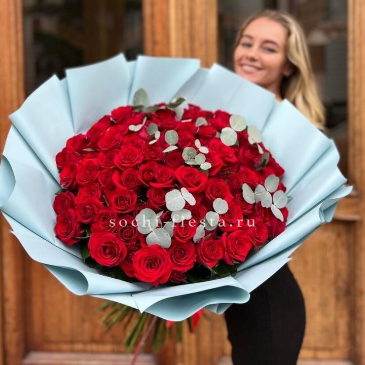101 красная роза с эвкалиптом в Орле