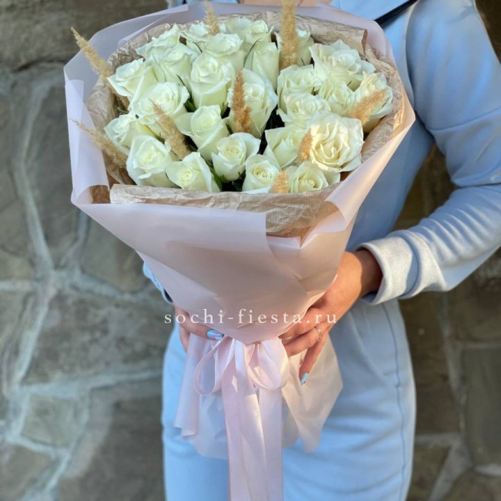 25 белых роз с сухоцветами в Орле