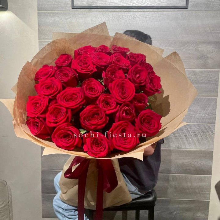 37 красных роз в крафте в Орле