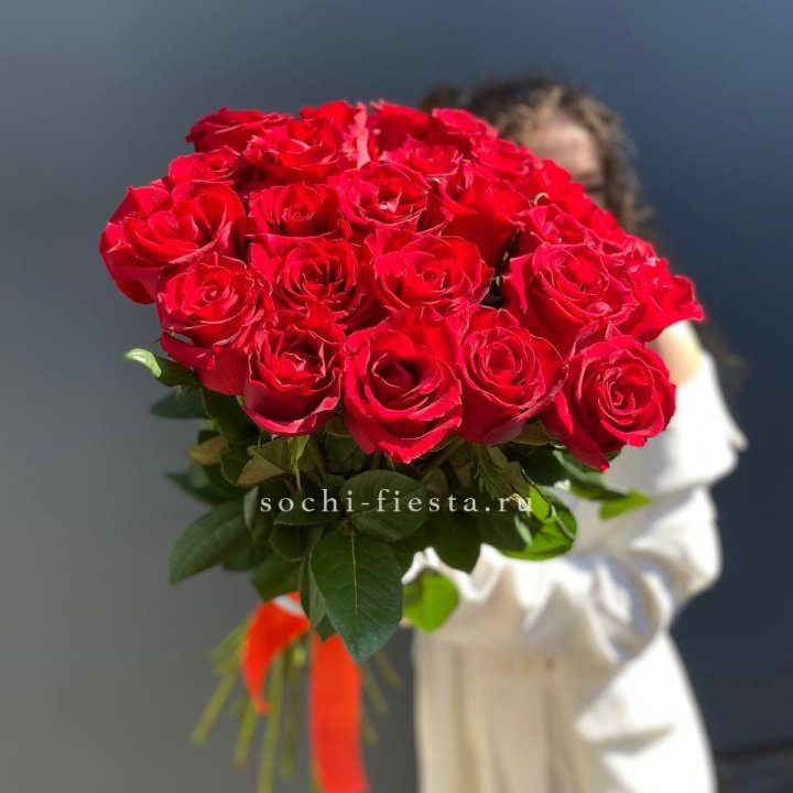 25 высоких красных роз в Орле