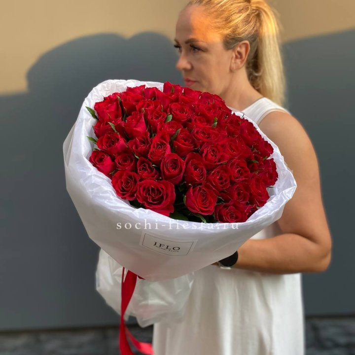 51 роза мадам ред в нежном оформлении в Орле