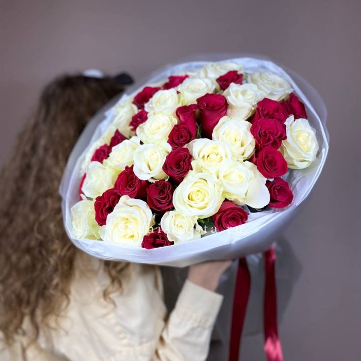 Букет из красных белых 45 роз в Орле