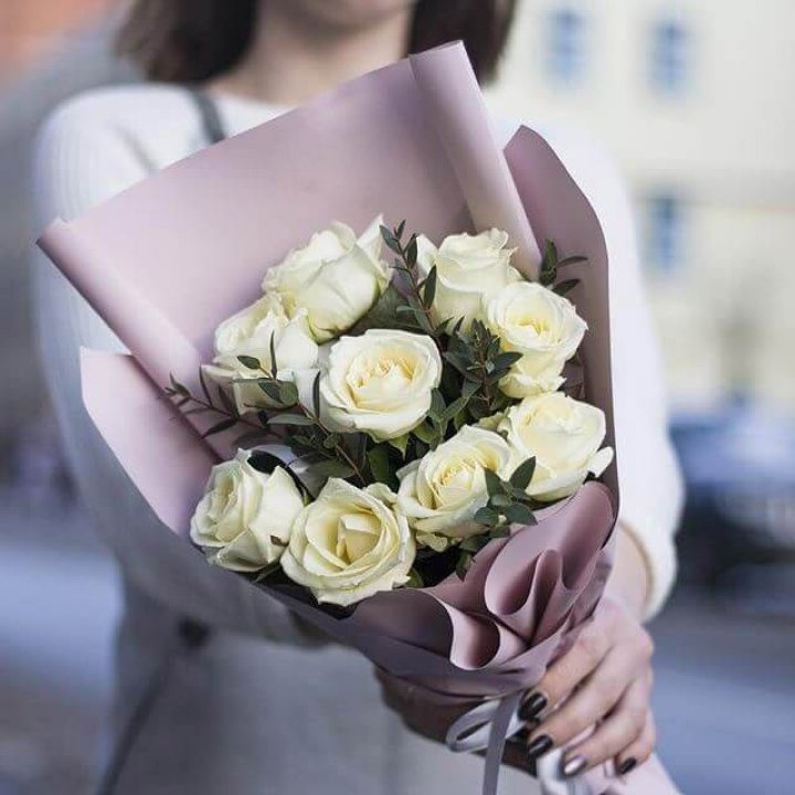 9 белых  роз "Минт" в Орле