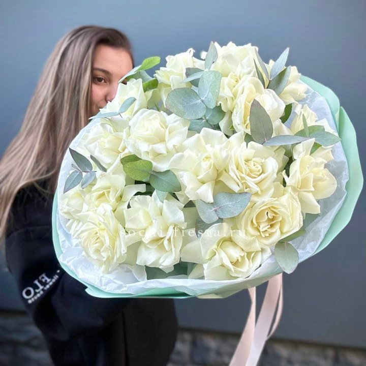19 Белых французских роз "Ноте бьянке" в Орле