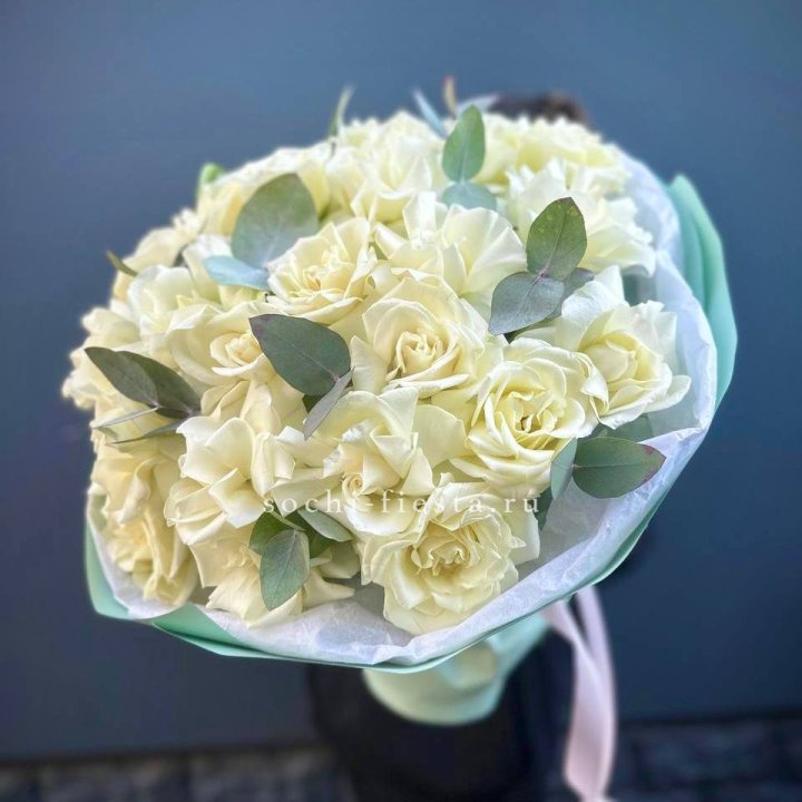 25 Белых французских роз "Ноте бьянка" в Орле
