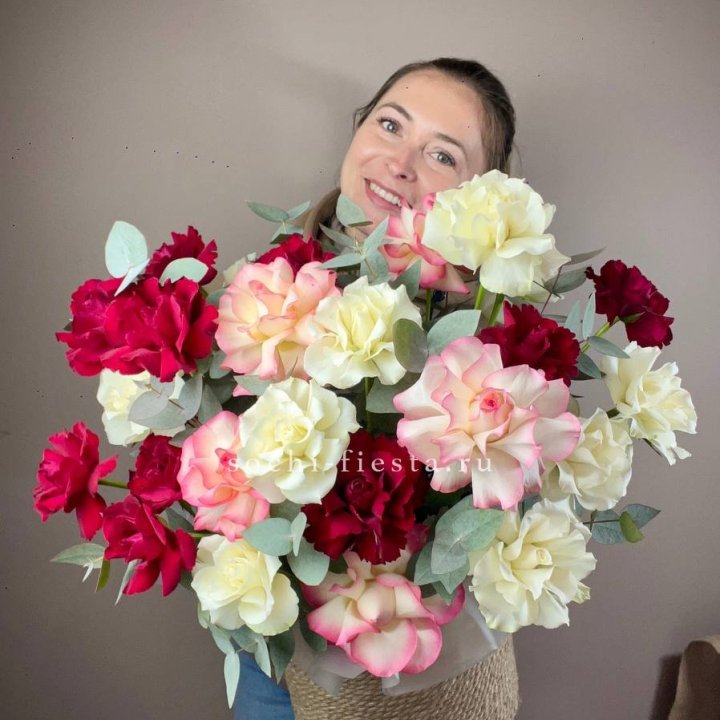 35 французских роз микс в джутовом боксе в Орле