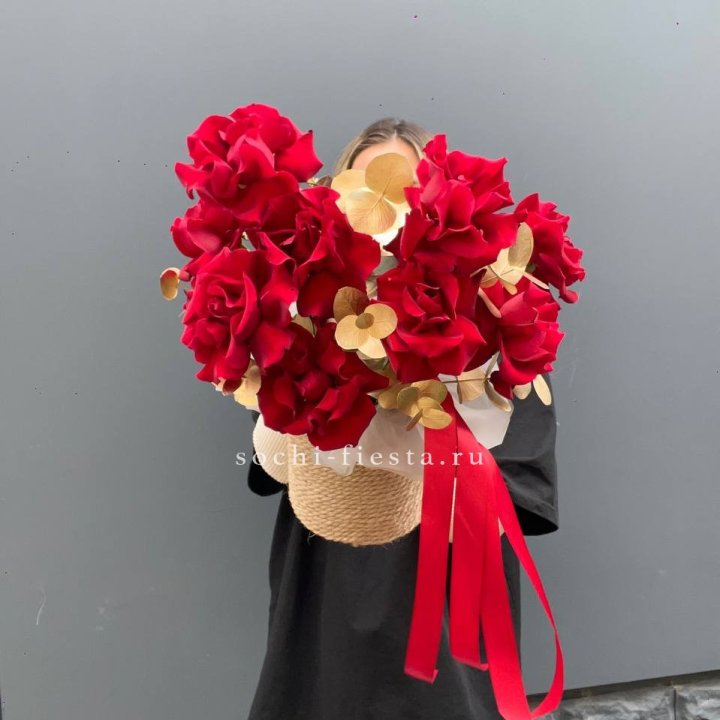 Красные французские розы в джутовом кашпо в Орле