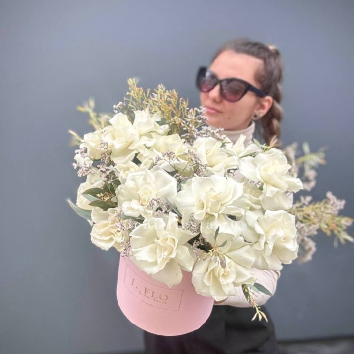 17 Французских белых роз в коробке Афина в Орле