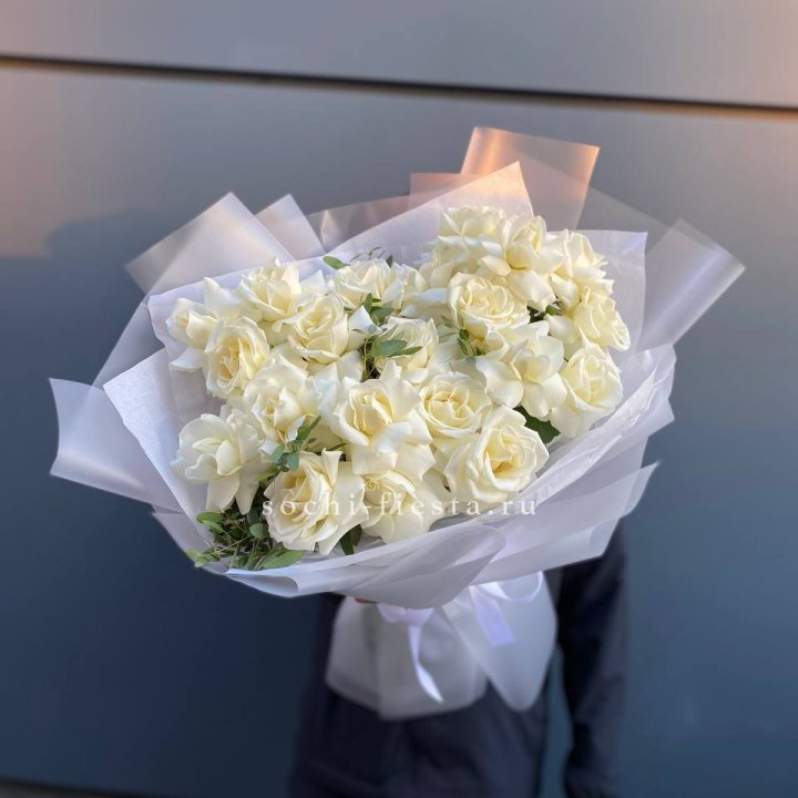 Пышный букет из белых роз в Орле