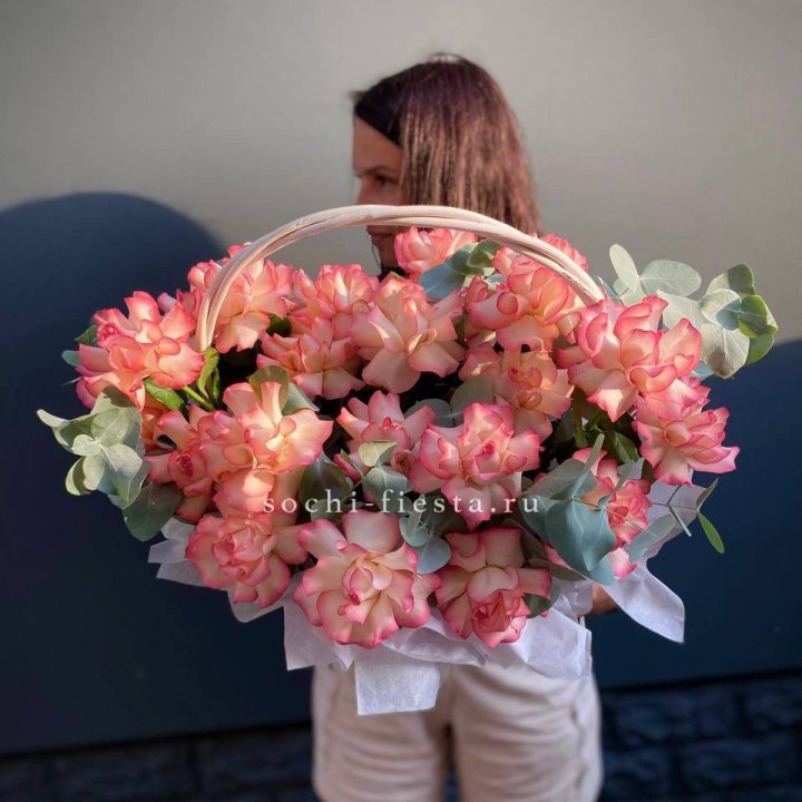 25 Французских роз Джумилия в корзине в Орле