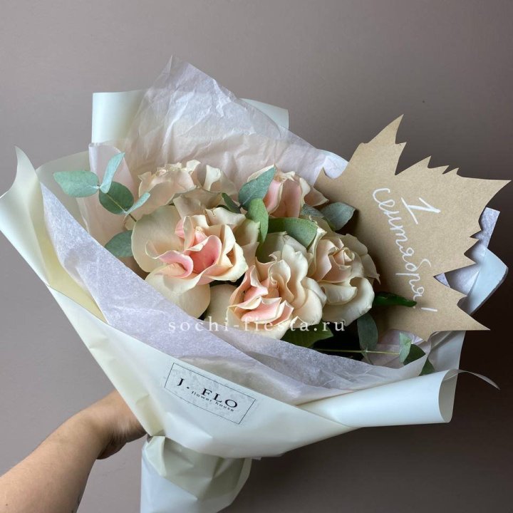 Букет кремовых роз к дню знаний в Орле