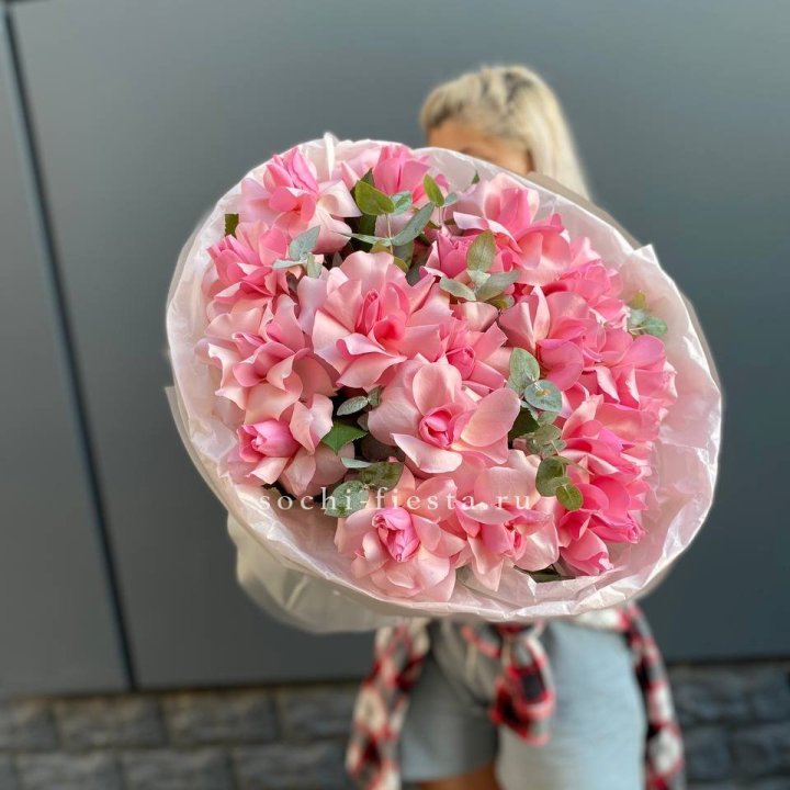 17 розовых роз в Орле