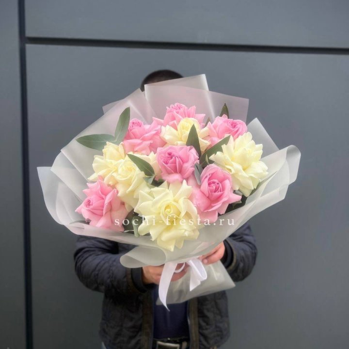 11 бело-розовых роз в Орле