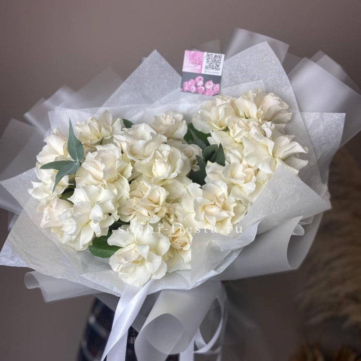 21 французских роз с эвкалиптом в Орле