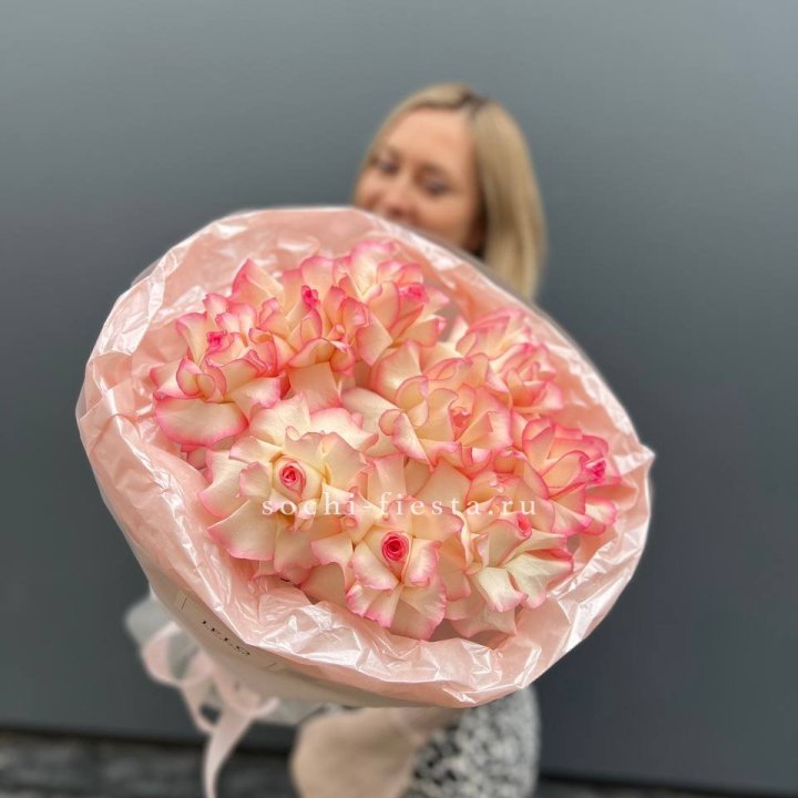 9 французских роз Джумилия в нежном оформлении в Орле