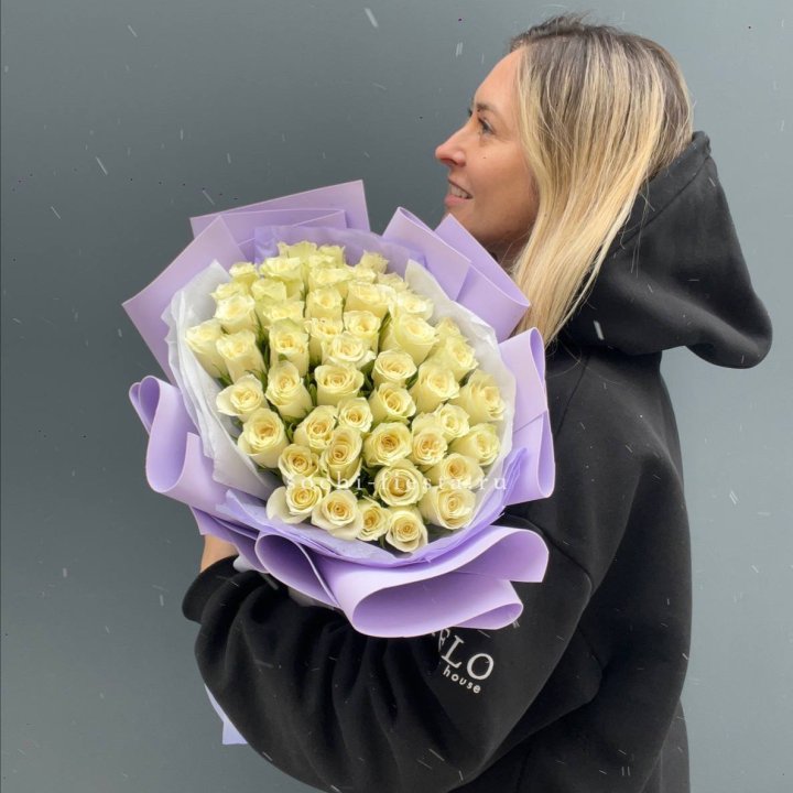 51 белая кенийская роза в оформлении в Орле