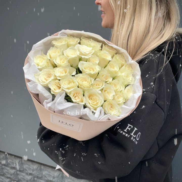 31 белая роза в оформлении в Орле