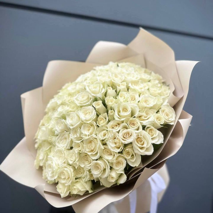 101 белая роза Атена в Орле