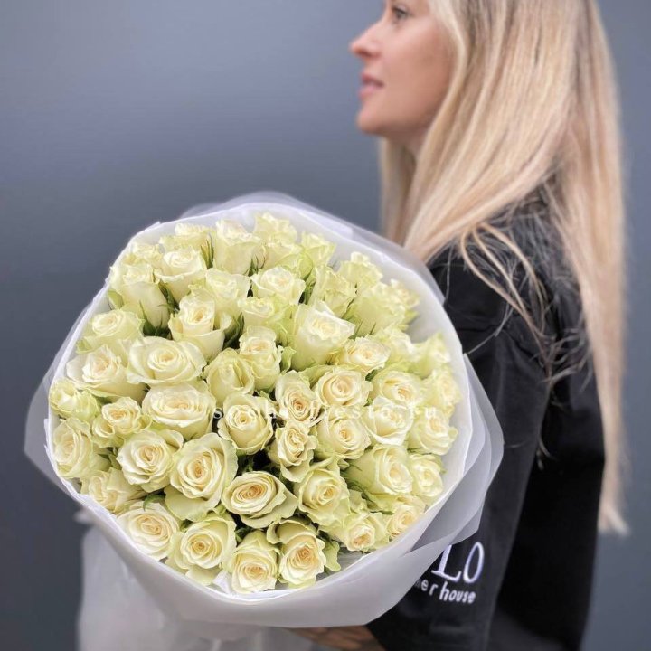 Воздушный букет из 51 белой кенийской розы в Орле