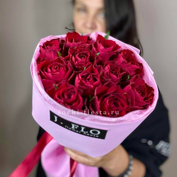 11 красных роз мадам ред в Орле