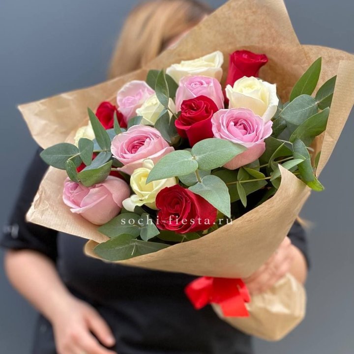 Букет из 15 роз с эвкалиптом в Орле