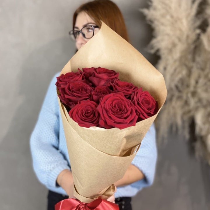 9 красных роз в крафте в Орле