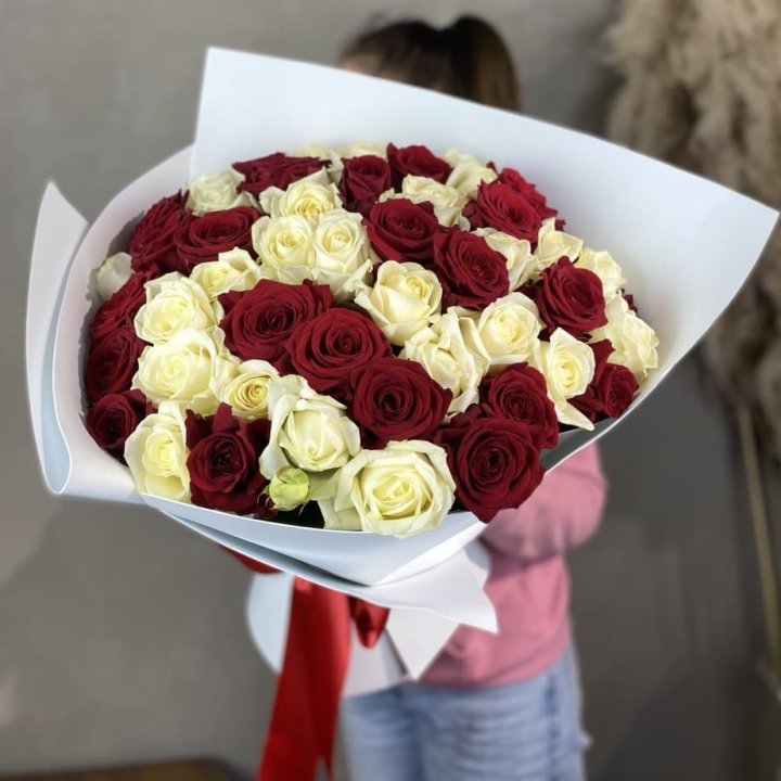 51 красная и белая роза в Орле