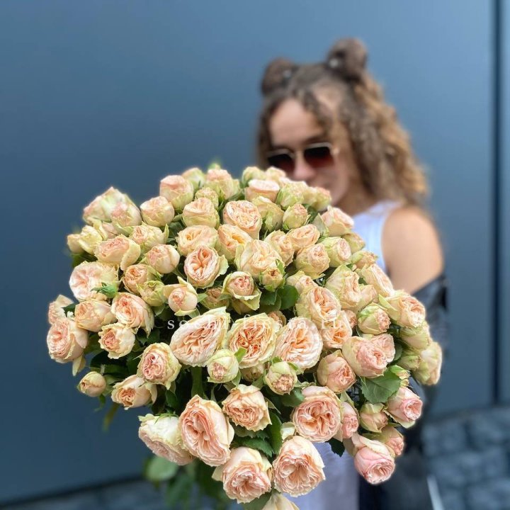 25 пионовидных роз в Орле