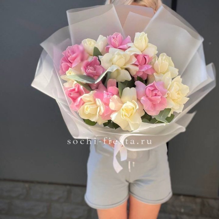15 бело-розовых роз в Орле