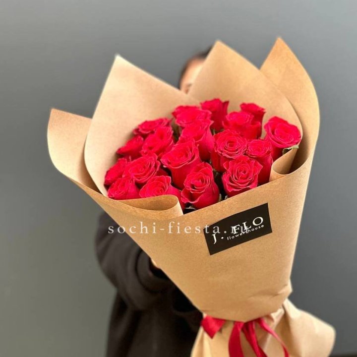 19 красных роз в крафте в Орле