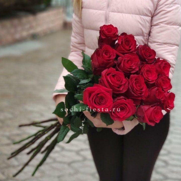 15 высоких красных роз в Орле