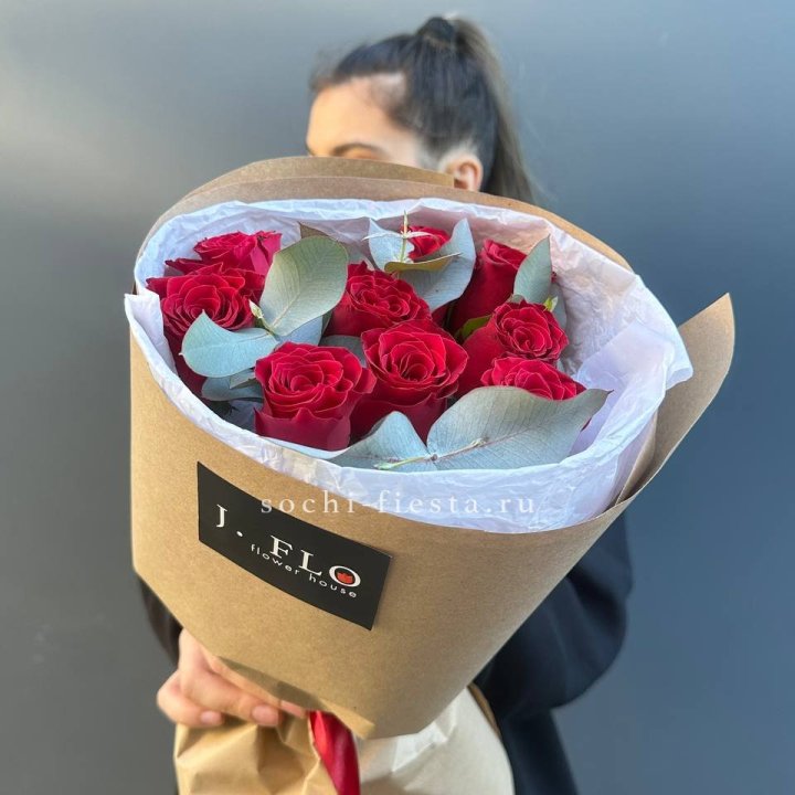 9 роз с эвкалиптом в Орле