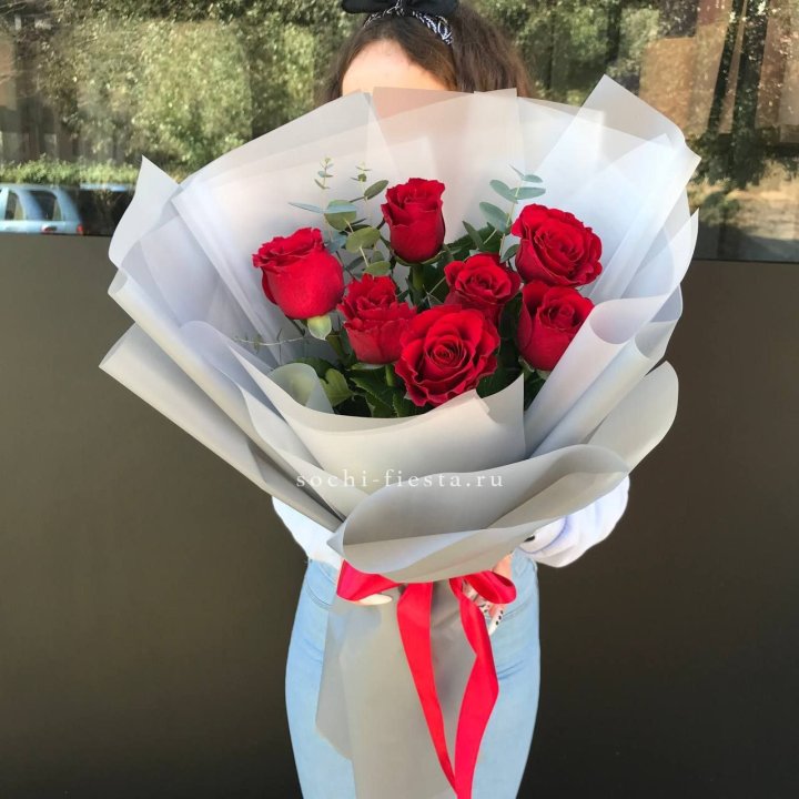 7 красных роз с эвкалиптом  в Орле