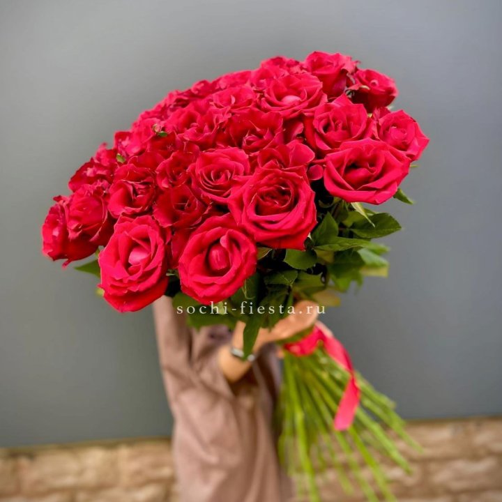 51 высокая красная роза в Орле