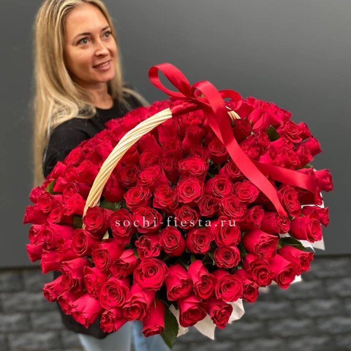 151 красная  роза в корзине в Орле