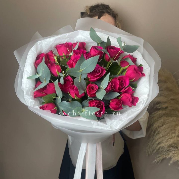 25 малиновых роз с эвкалиптом в Орле