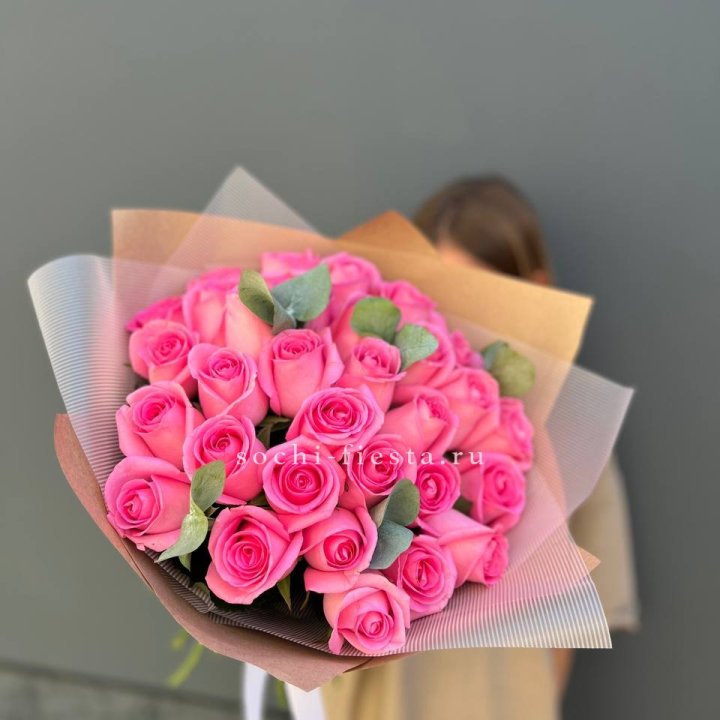 31 розовая роза с эвкалиптом в Орле