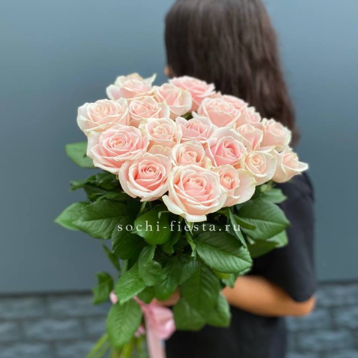 Высокие розовые розы в Орле