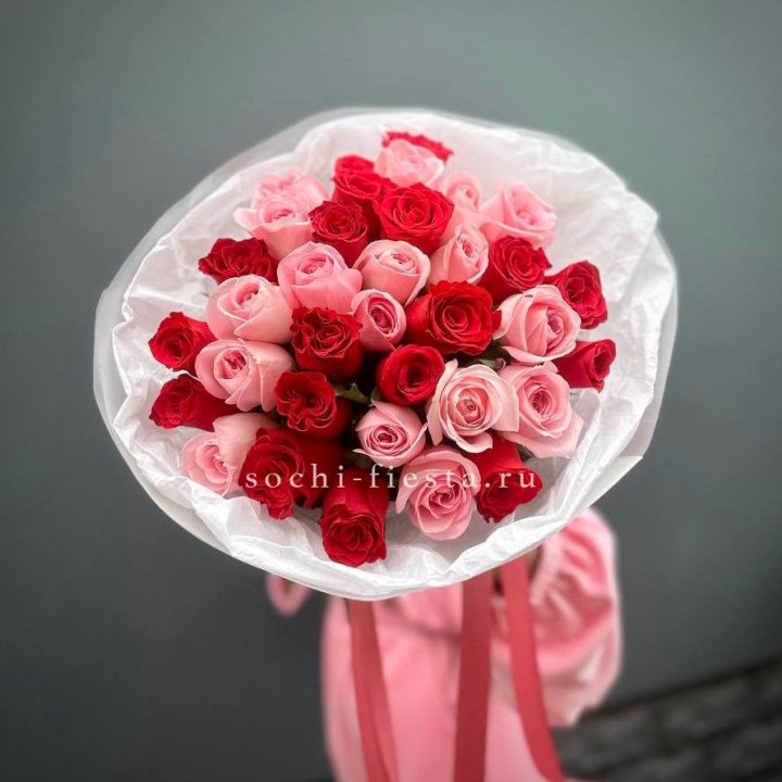 Букет красных и розовых 35 роз в Орле