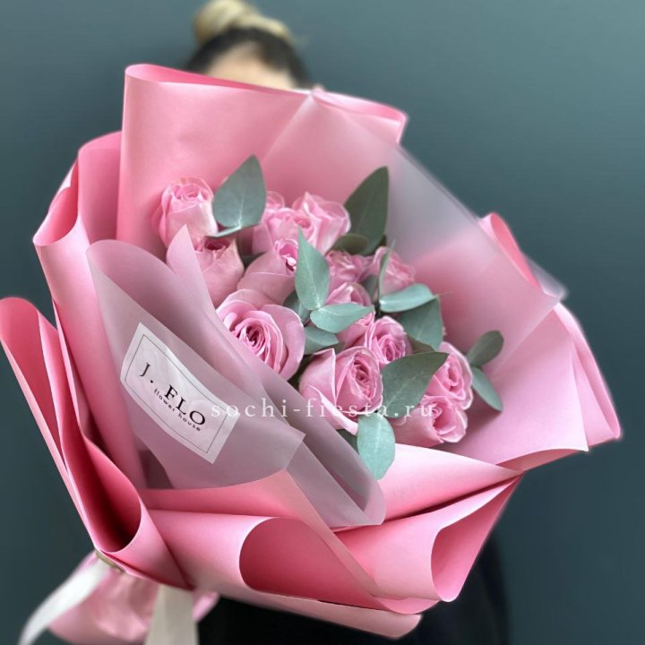 15 Розовых роз с эвкалиптом в Орле