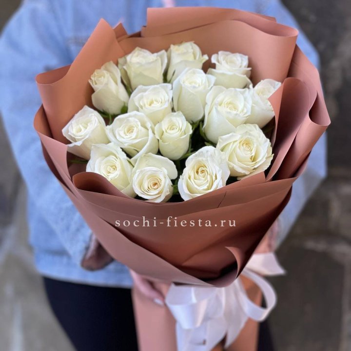 15 белых роз сиена в Орле