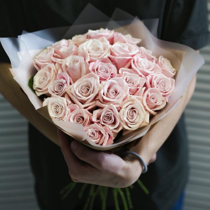 27 кремовых роз в Орле