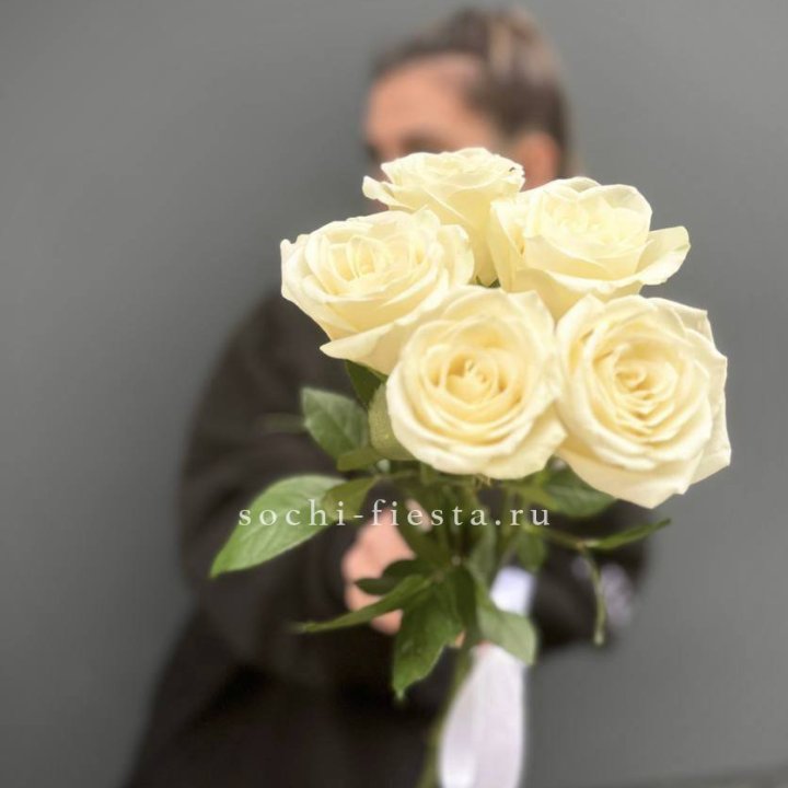 Букет 5 белых роз  в Орле