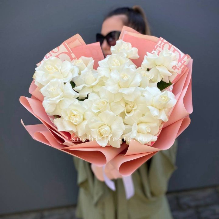 Белые розы "Аморе" в Орле