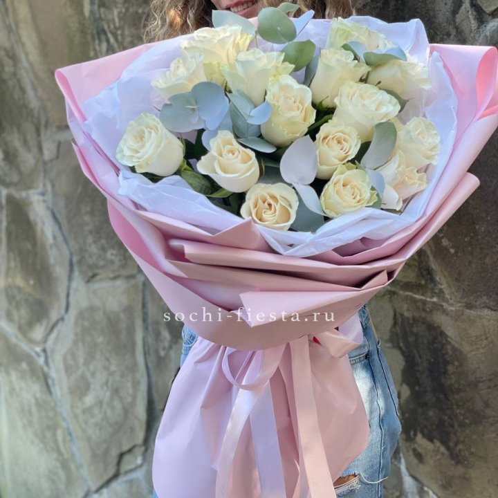 Белые розы в авторском оформлении в Орле