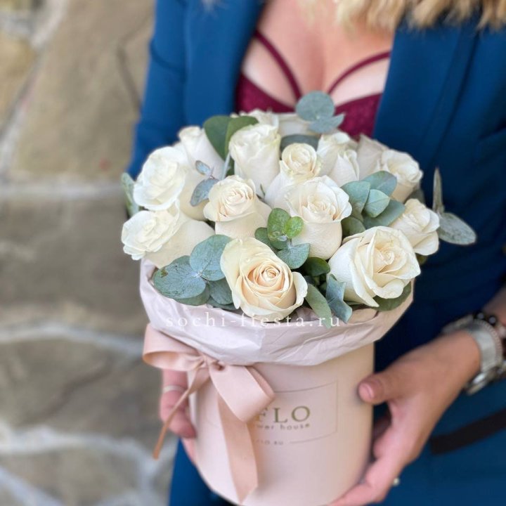 Цилиндр из белых роз в Орле
