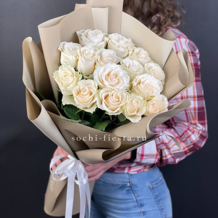 15 белых роз кофе в Орле