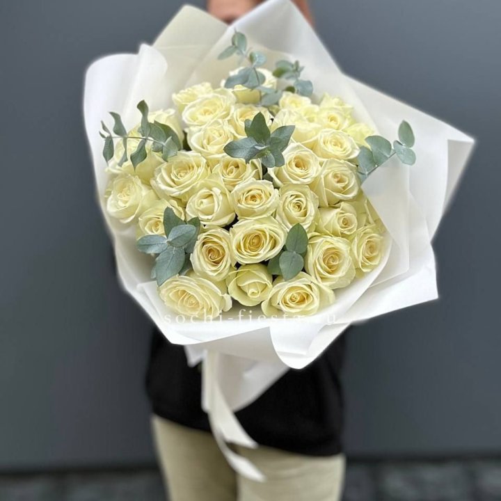 31 белая роза с эвкалиптом в Орле