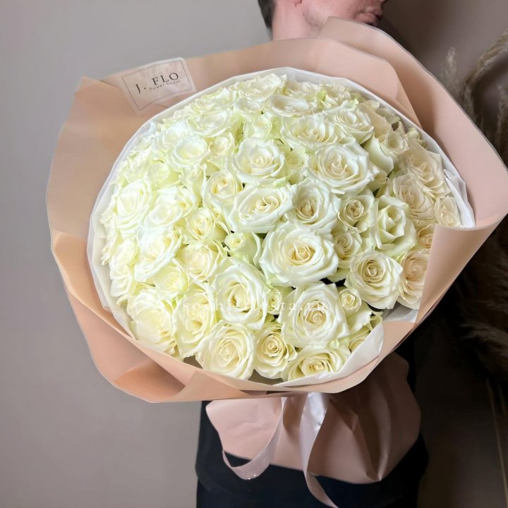 51 белая  роза в оформлении в Орле